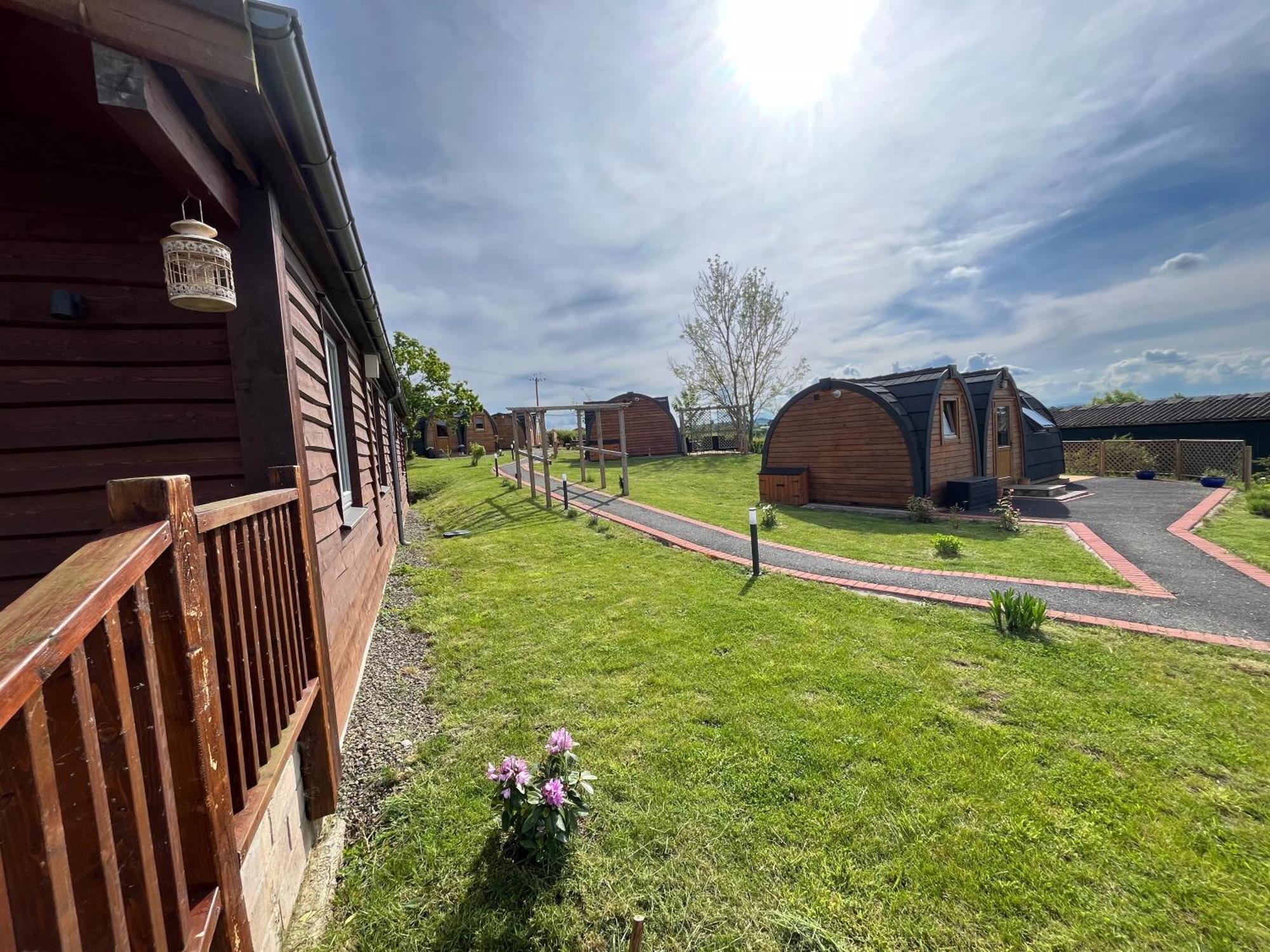 Hotel Hedgehog Glamping Pod School House Farm à Leighton  Extérieur photo